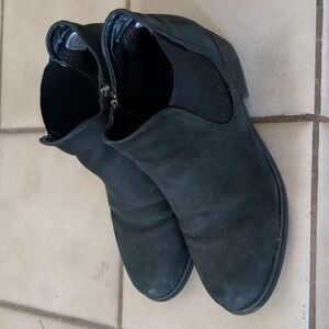 Black Chelsea boots (waterproof)